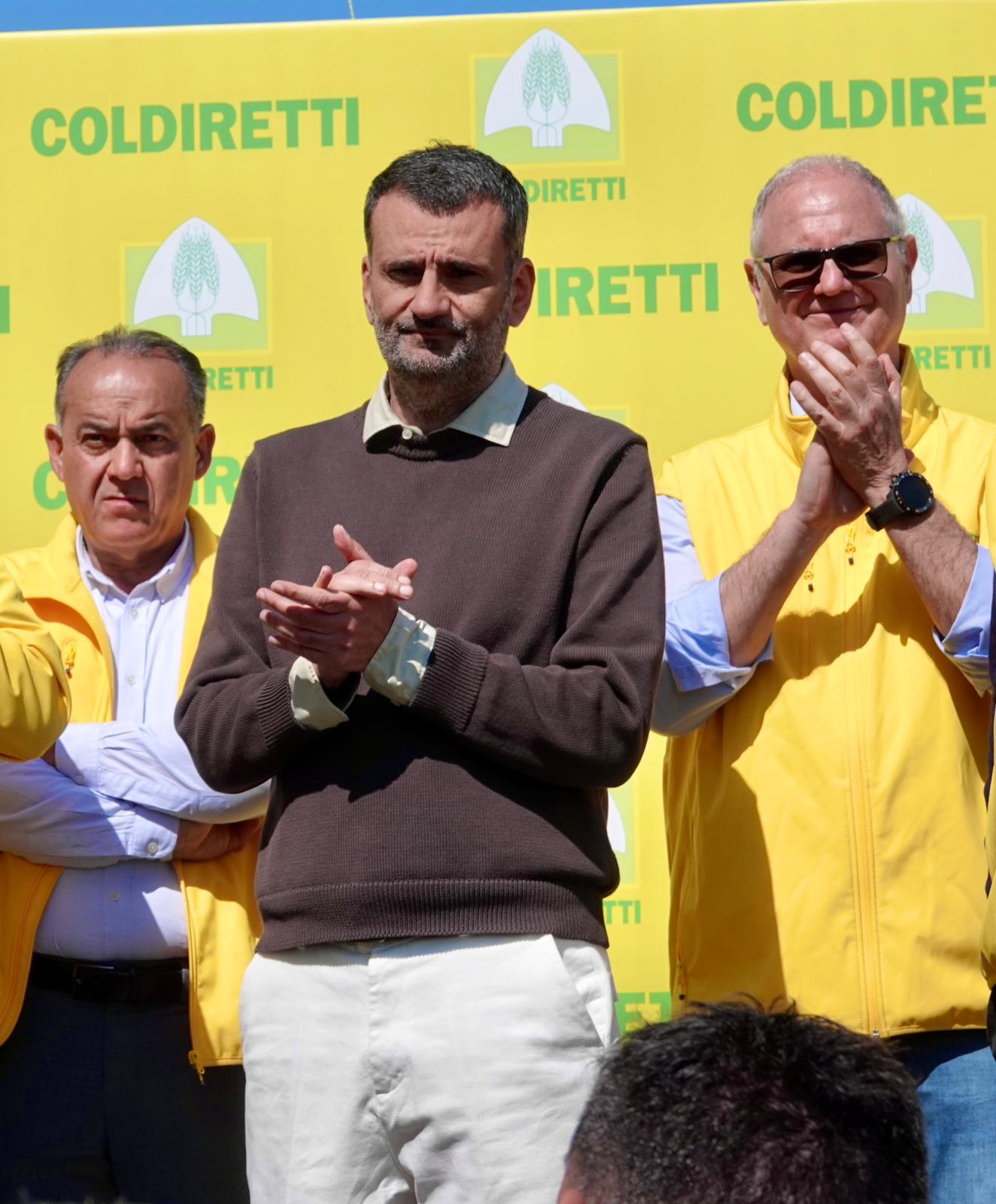 Galleria Decaro e Paolicelli incontrano gli agricoltori alla manifestazione regionale di Coldiretti - Diapositiva 9 di 12