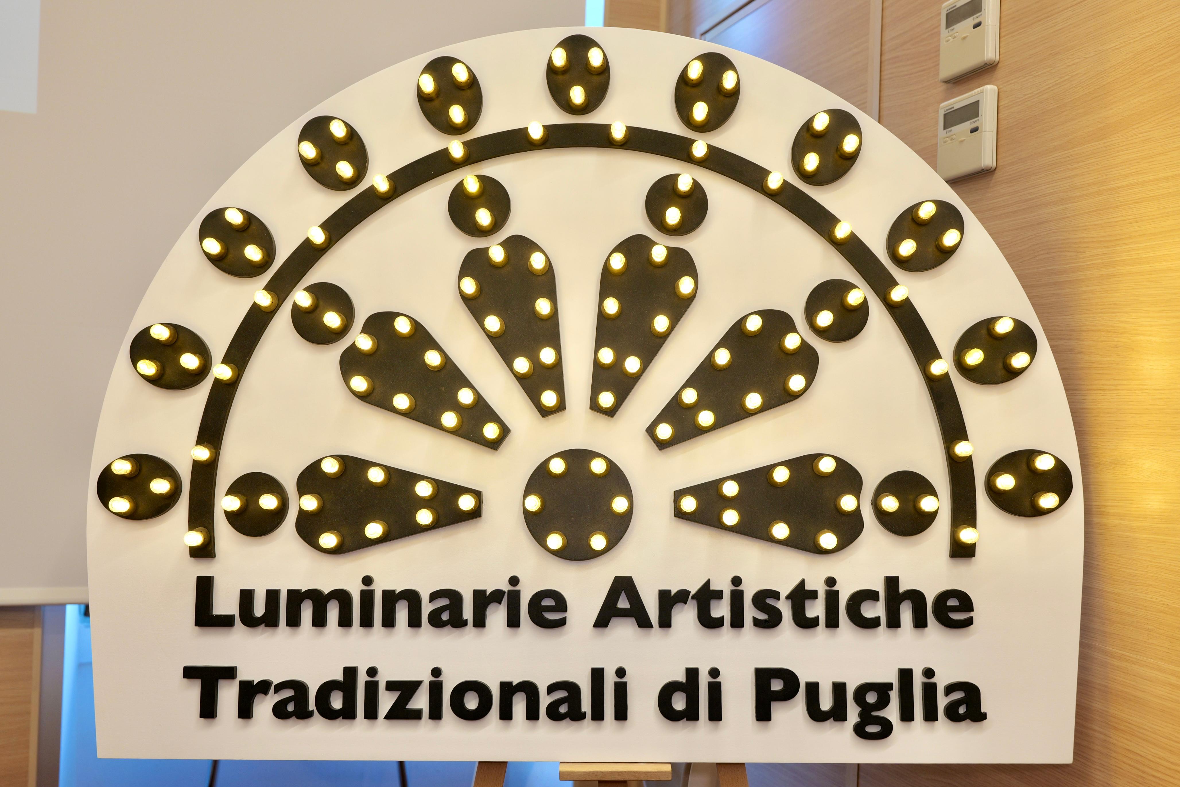 Galleria Presentato in conferenza stampa il logo “Luminarie artistiche tradizionali di Puglia” - Diapositiva 2 di 7