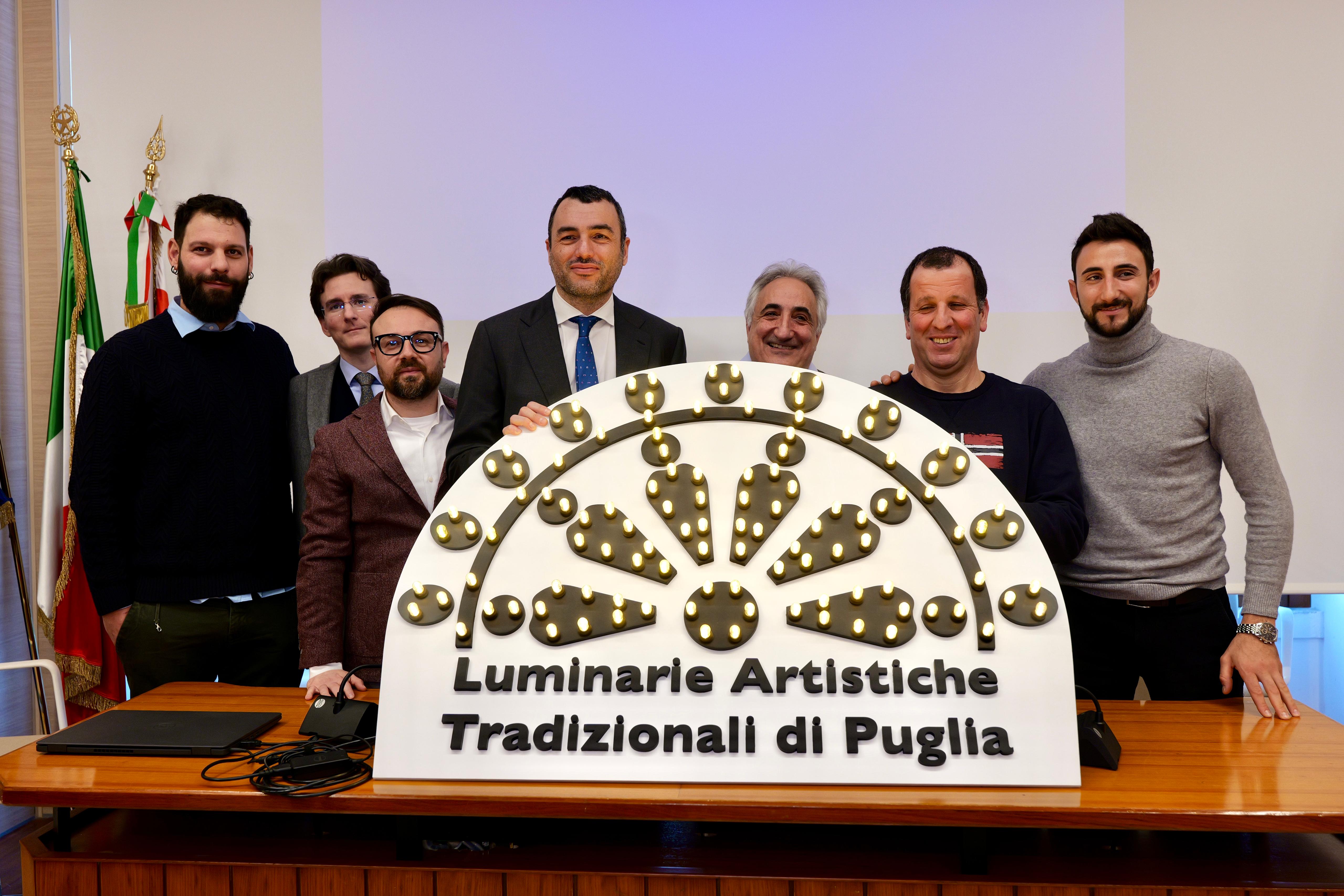 Galleria Presentato in conferenza stampa il logo “Luminarie artistiche tradizionali di Puglia” - Diapositiva 4 di 7